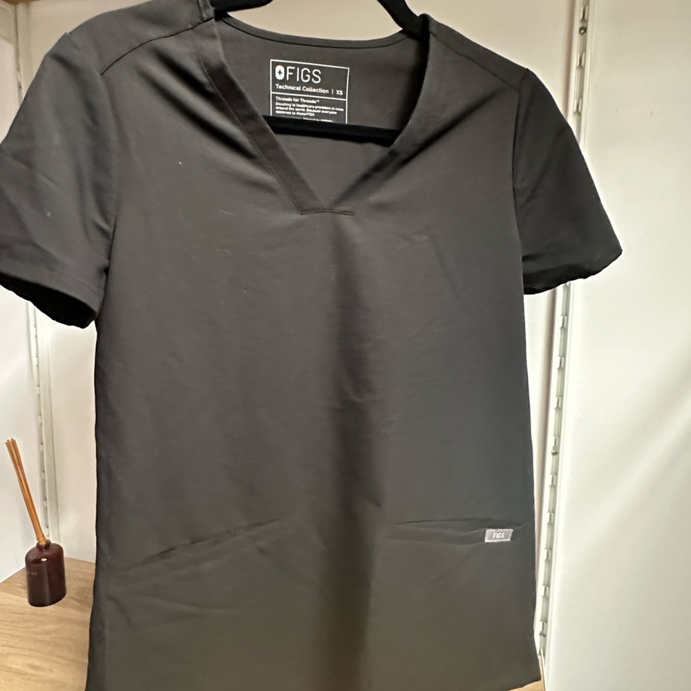 FIGS Black scrub Top XS